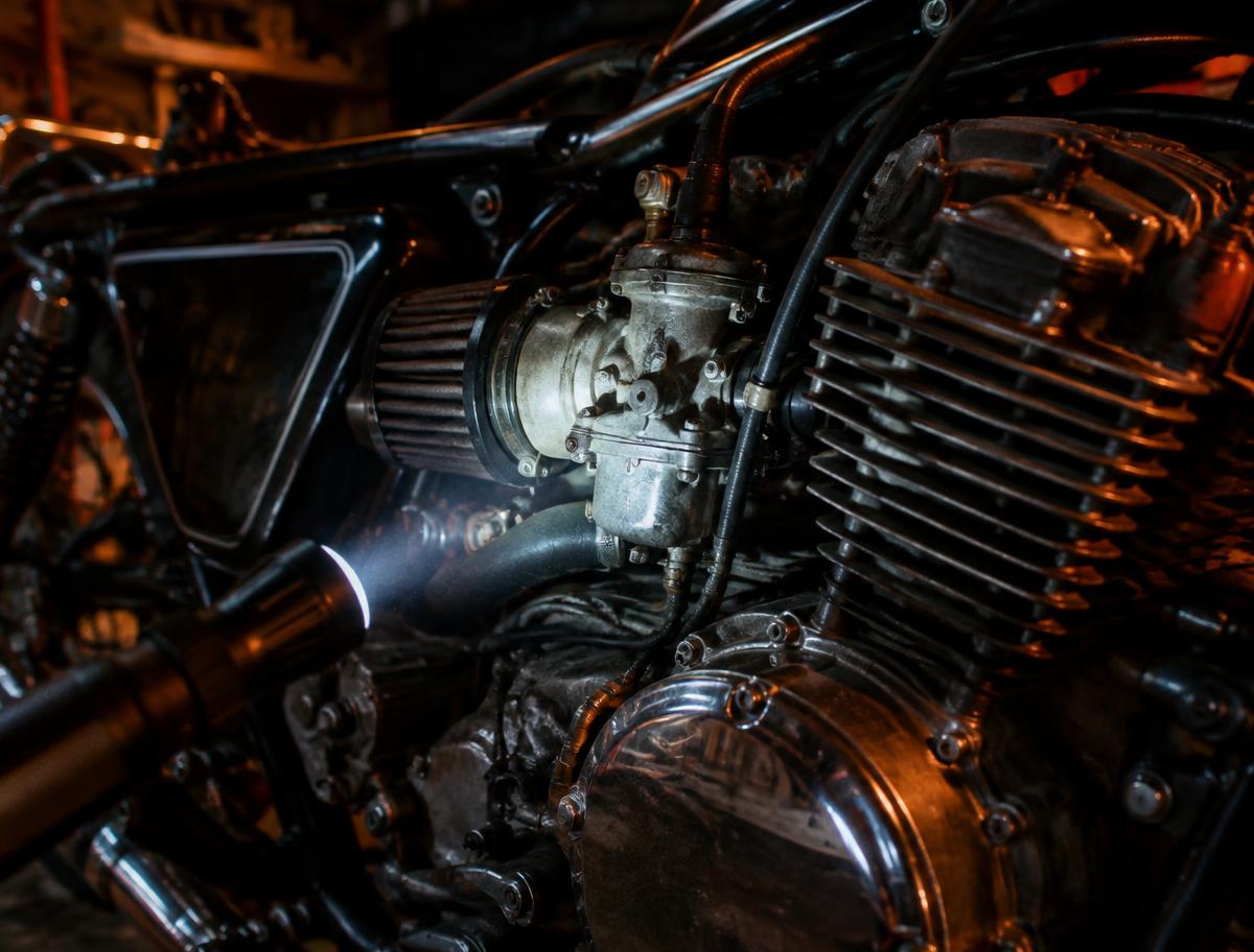 Detalhe do motor de uma motocicleta durante inspeção mecânica